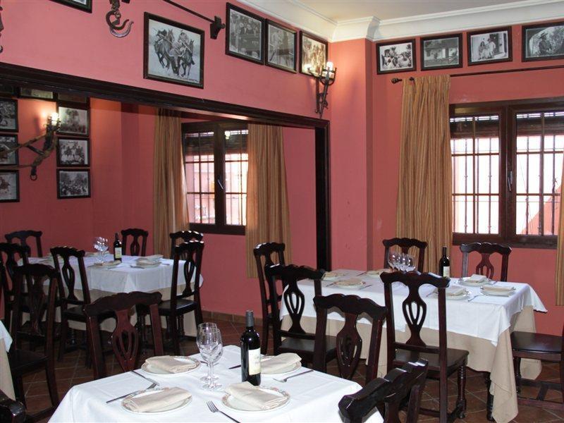 Hostal Pechi Huevar Del Aljarafe ภายนอก รูปภาพ