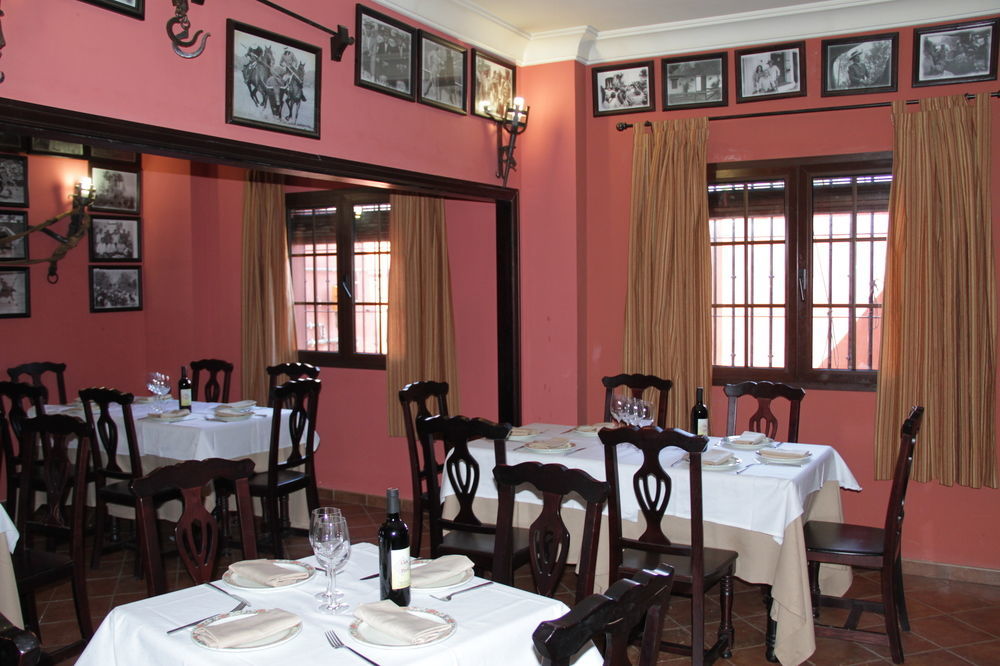 Hostal Pechi Huevar Del Aljarafe ภายนอก รูปภาพ