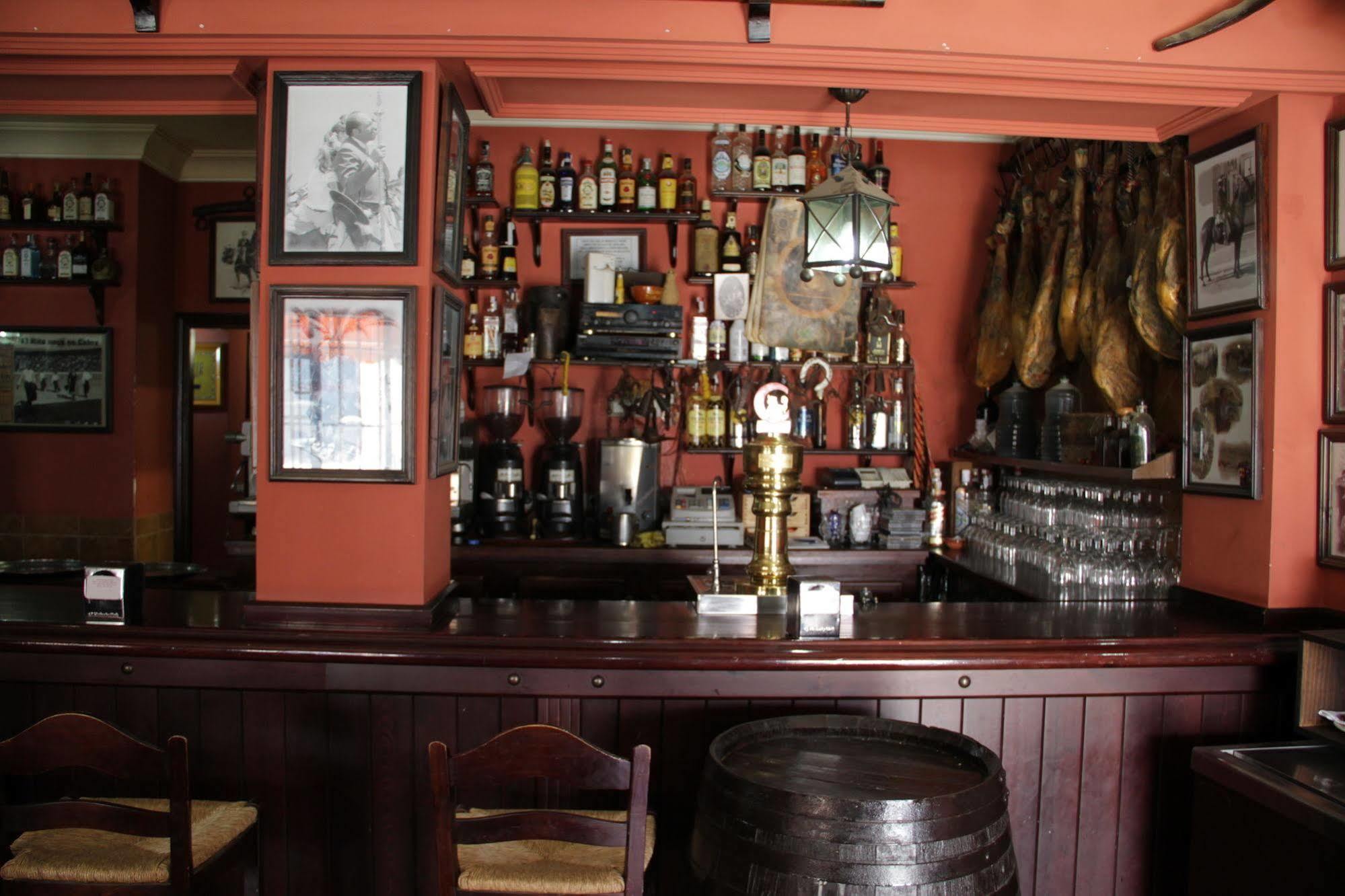Hostal Pechi Huevar Del Aljarafe ภายนอก รูปภาพ