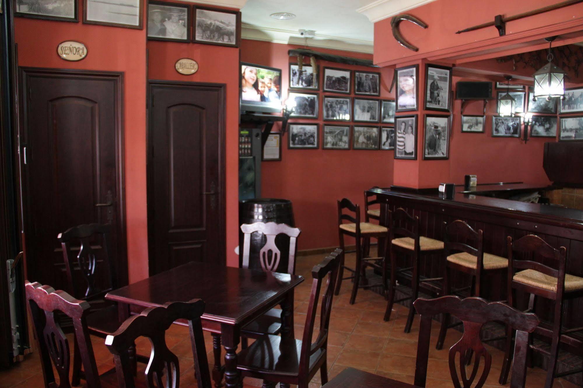 Hostal Pechi Huevar Del Aljarafe ภายนอก รูปภาพ
